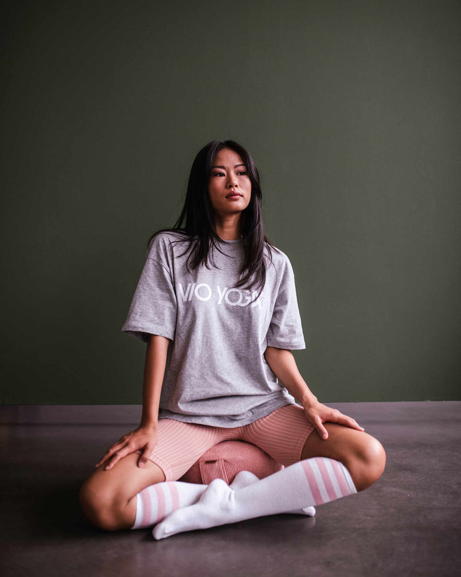 Meditaionskissen Cord Rosa mit Bio Buchweizenschalen - VIO YOGA - Shooting und Creativ Direction Paula Greulich - Model Soso