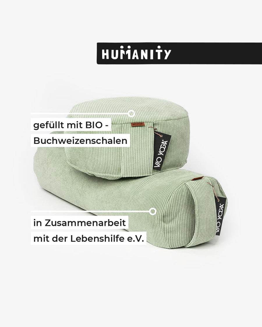 Yoga Bolster Salbei mit Bio-Buchweizenschalenfüllung, Bezug waschbar, Made in Germany mit Eigenschaften.