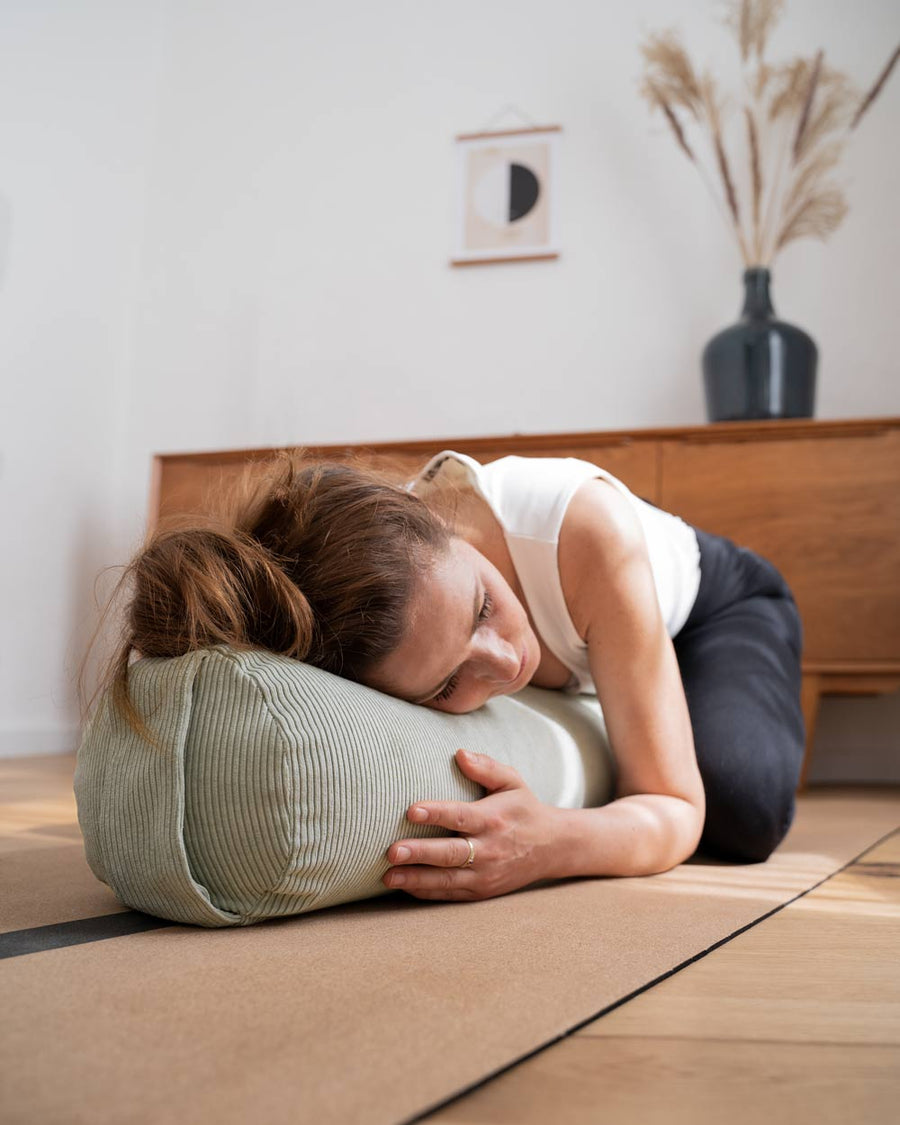 Yoga Bolster Salbei mit Bio-Buchweizenschalenfüllung, Bezug waschbar, Made in Germany mit Eigenschaften - Position des Kindes