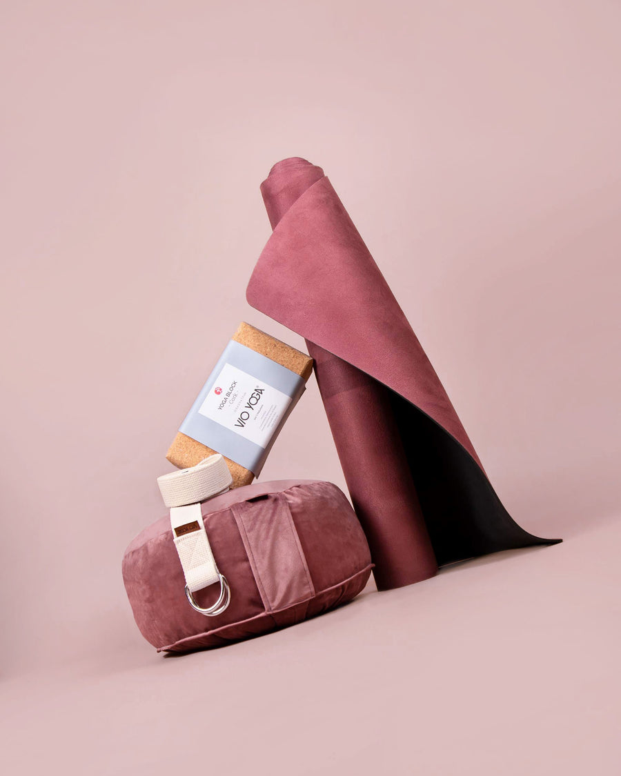 Yoga Set Plus Rostrot mit Yogamatte, Meditationskissen, Yogablock und Gurt, Rostrot - Shooting und Creative Direction Paula Greulich