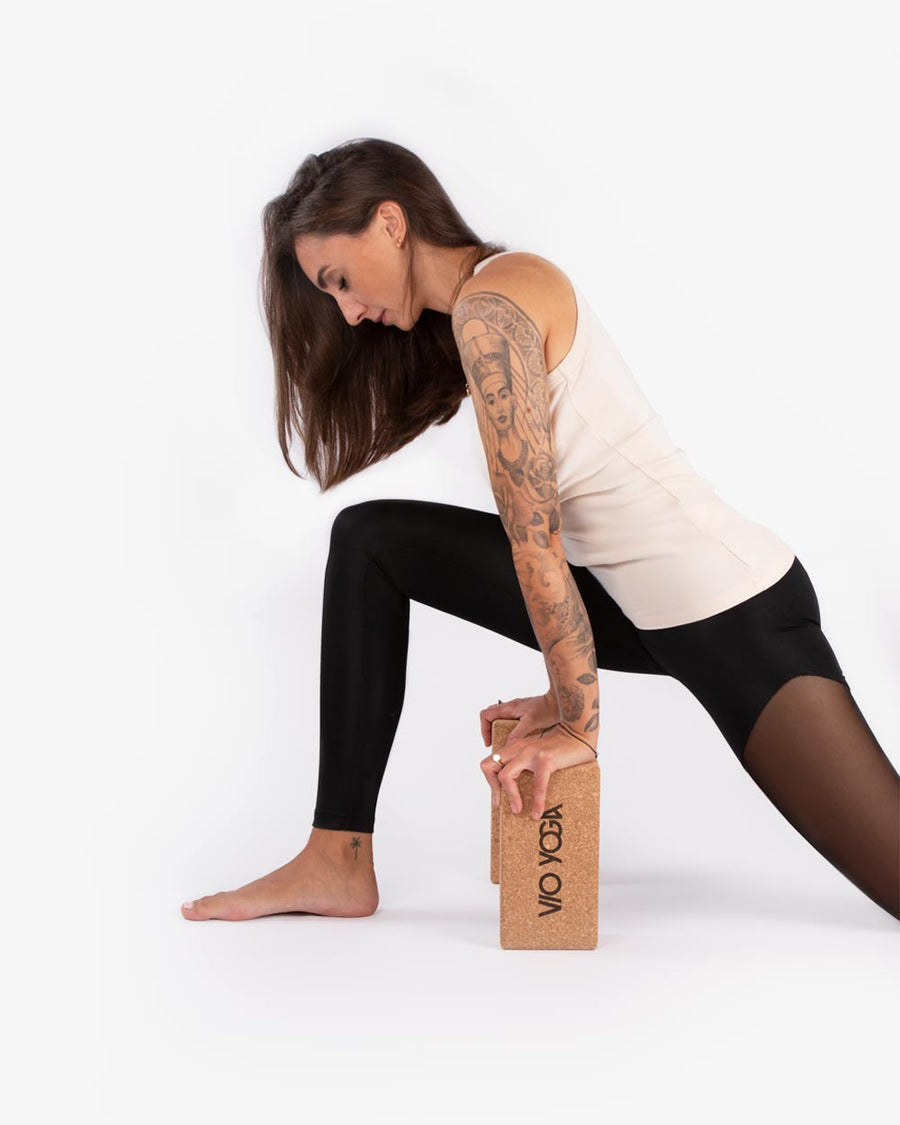 Yga Block- 100% Natur-Kork mit abgerundeten Ecken - mit Yoga Lehrerin.